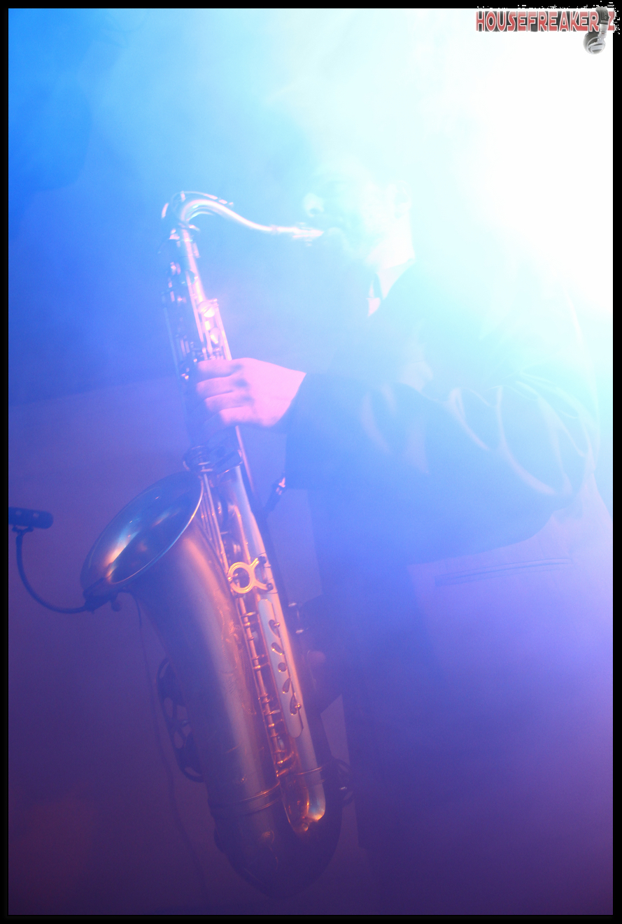 889x1321 pixels (978K)